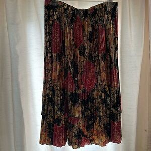 Beautiful mid length pleated skirt (one size), probably small-medium.